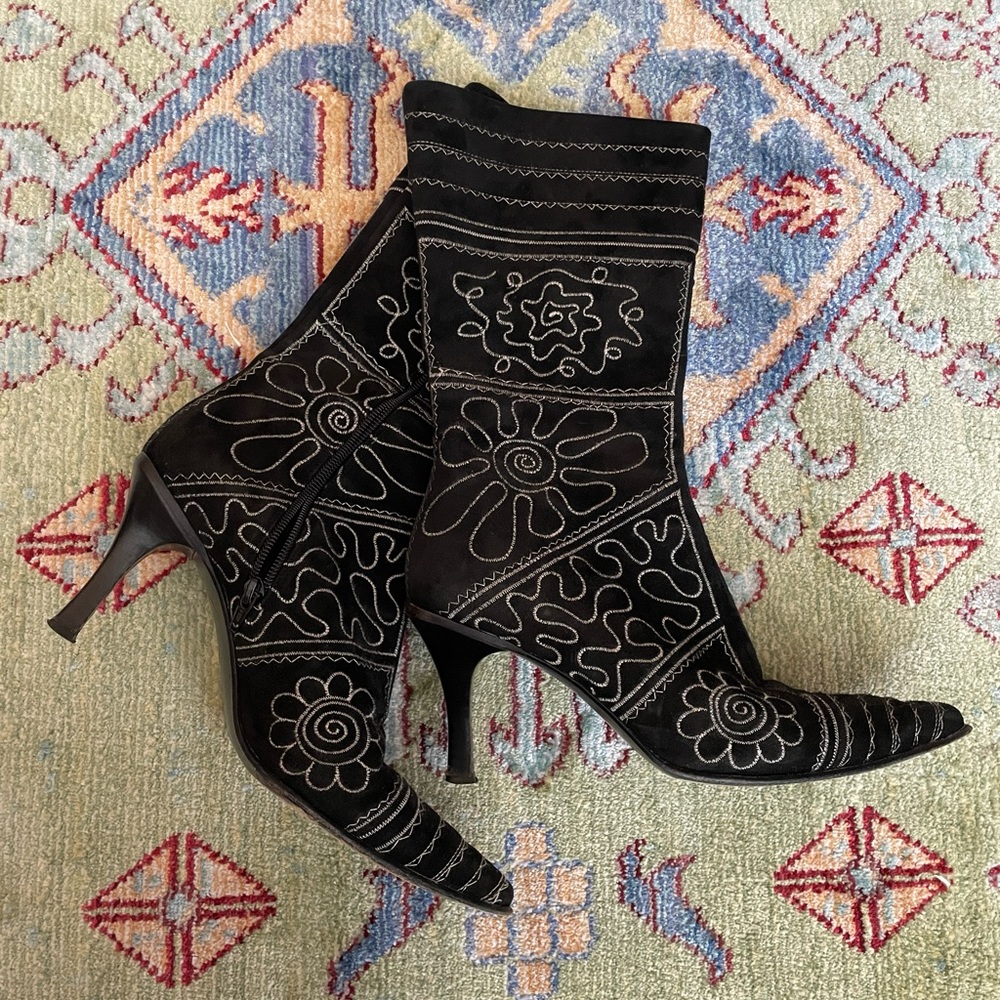 VINTAGE Via Spiga Embroidered Suede Pointed Toe Boots